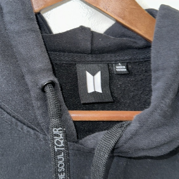 Official BTS MAP OF THE SOUL TOUR MERCH - BLACK PULLOVER HOODIE SWEATSHIRT - Picture 3 of 5